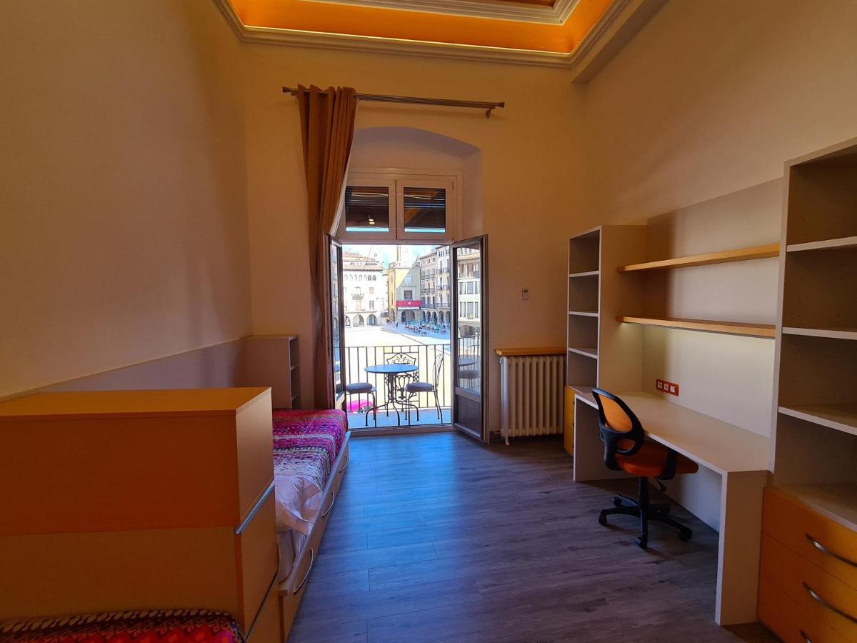 Apartaments Vicus 3 Con Vistas A La Plaza Mayor De Vic Exterior photo